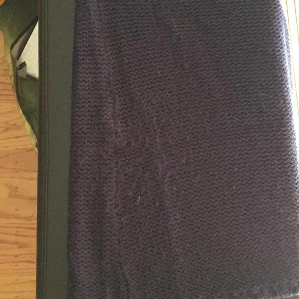 Two turtle neck long short-sleeved sweaters. - Picture 5 of 5